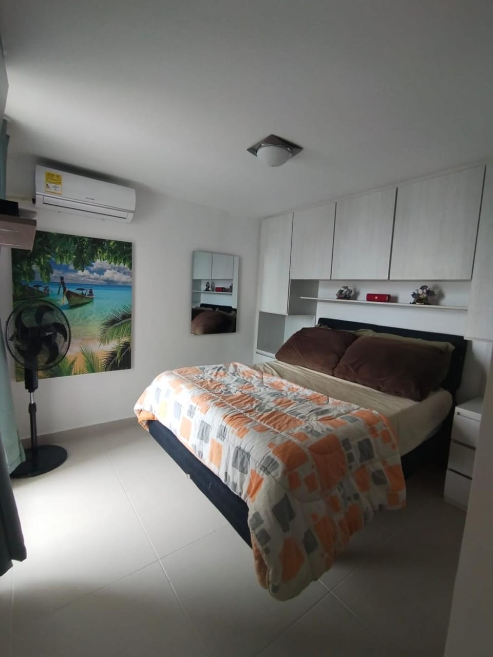 Bed, TV and multimedia, Bedroom
