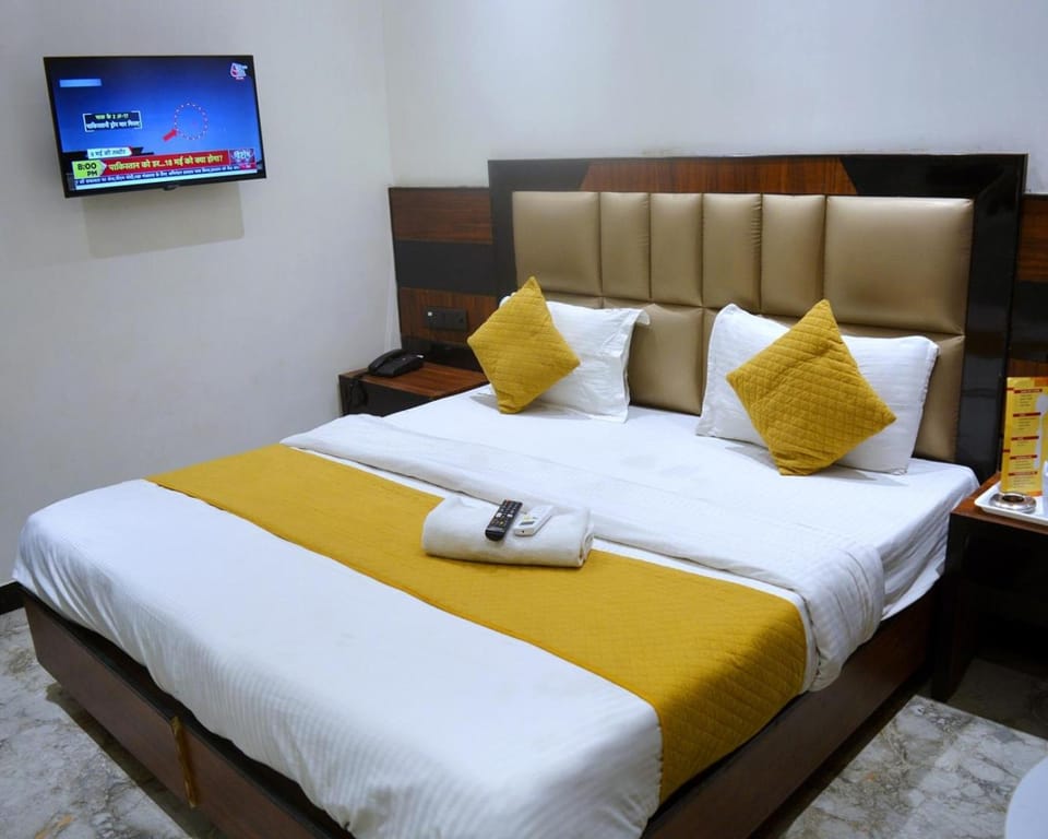 Bed, TV and multimedia, Photo of the whole room, Bedroom, towels