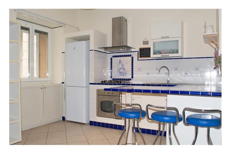 Kitchen or kitchenette, Dining area, stove