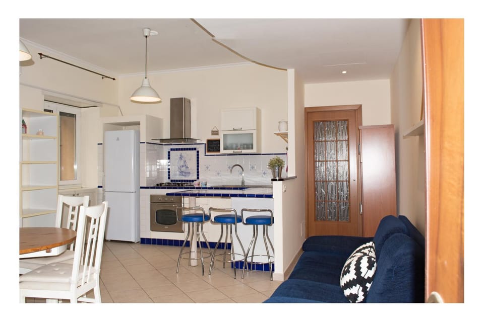 Property building, Kitchen or kitchenette, Dining area, oven, stove