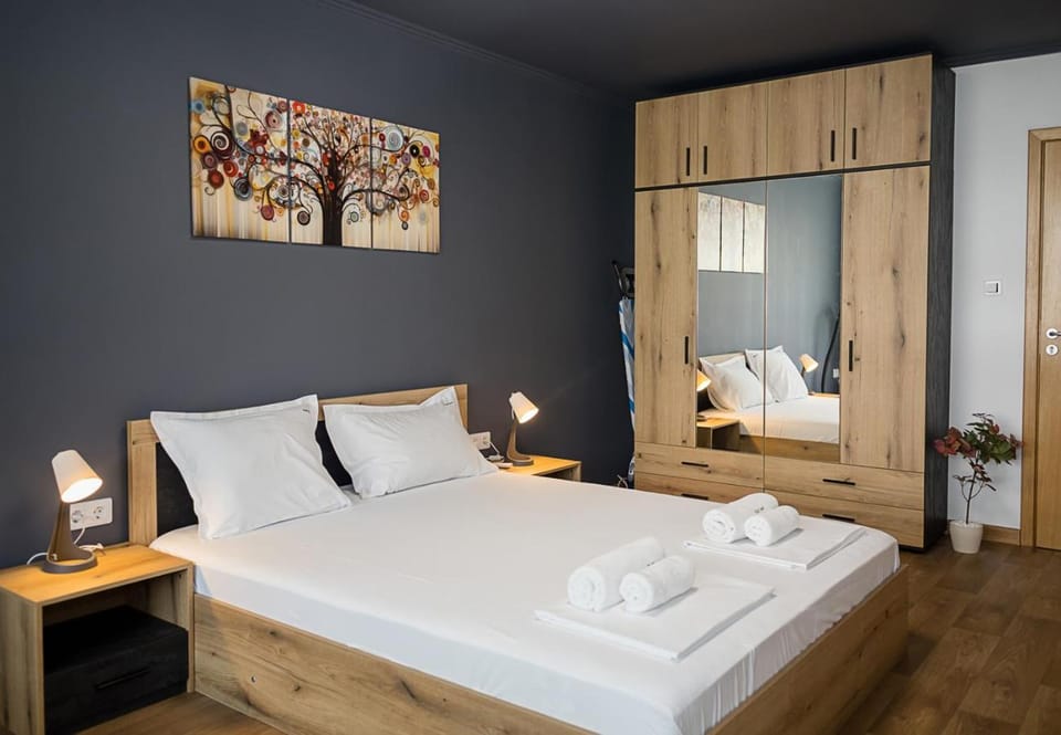 Bed, Bedroom, towels, wardrobe