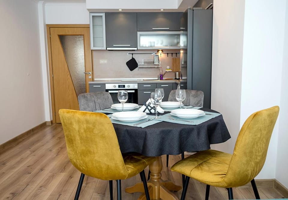 Kitchen or kitchenette, Living room, Seating area, Dining area
