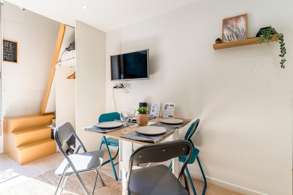 TV and multimedia, Living room, Seating area, Dining area