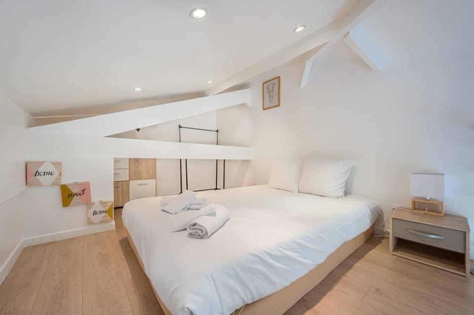 Bed, Photo of the whole room, Bedroom, towels