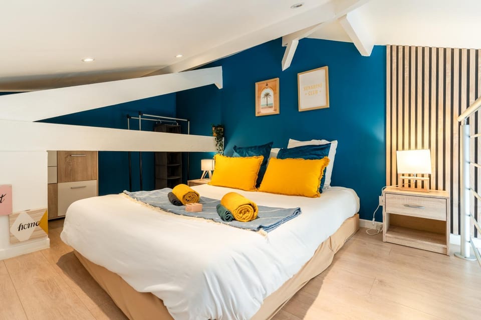 Bed, Photo of the whole room, Bedroom, storage, towels