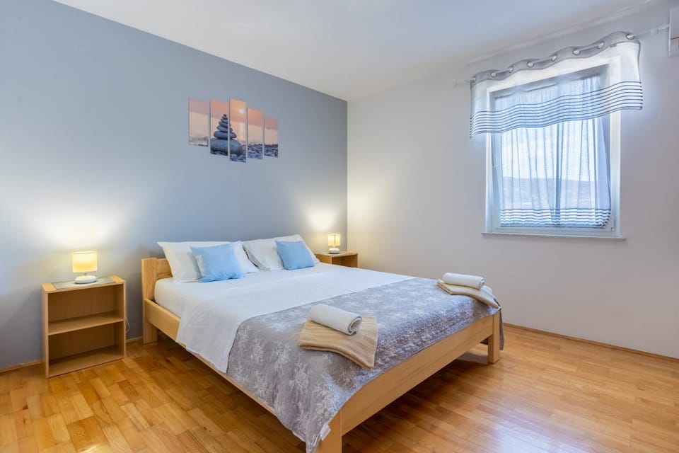 Bedroom, heating, towels, air conditioner