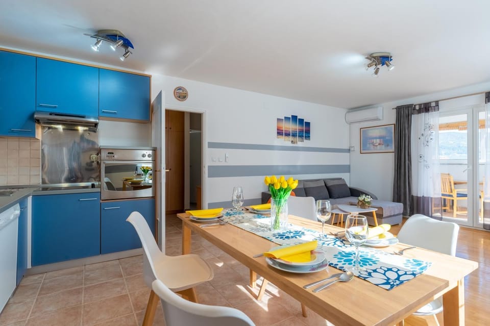 Kitchen or kitchenette, Dining area, dishwasher, oven, stove, air conditioner
