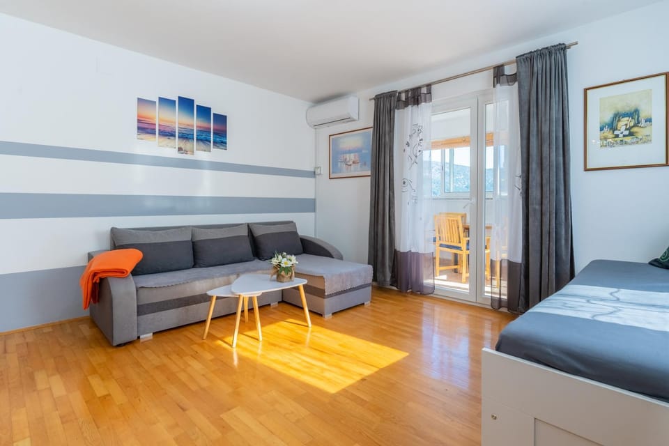 Living room, Seating area, heating, air conditioner