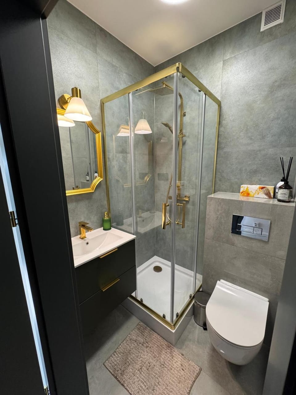 Shower, Toilet, Bathroom, towels
