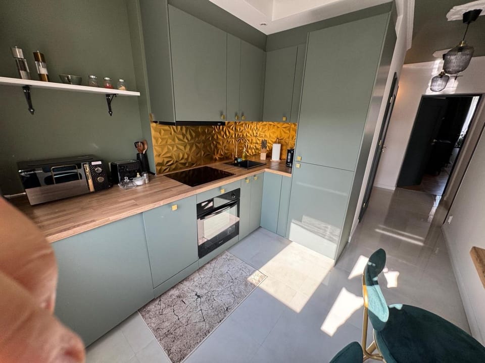 Kitchen or kitchenette, dishwasher, oven, stove