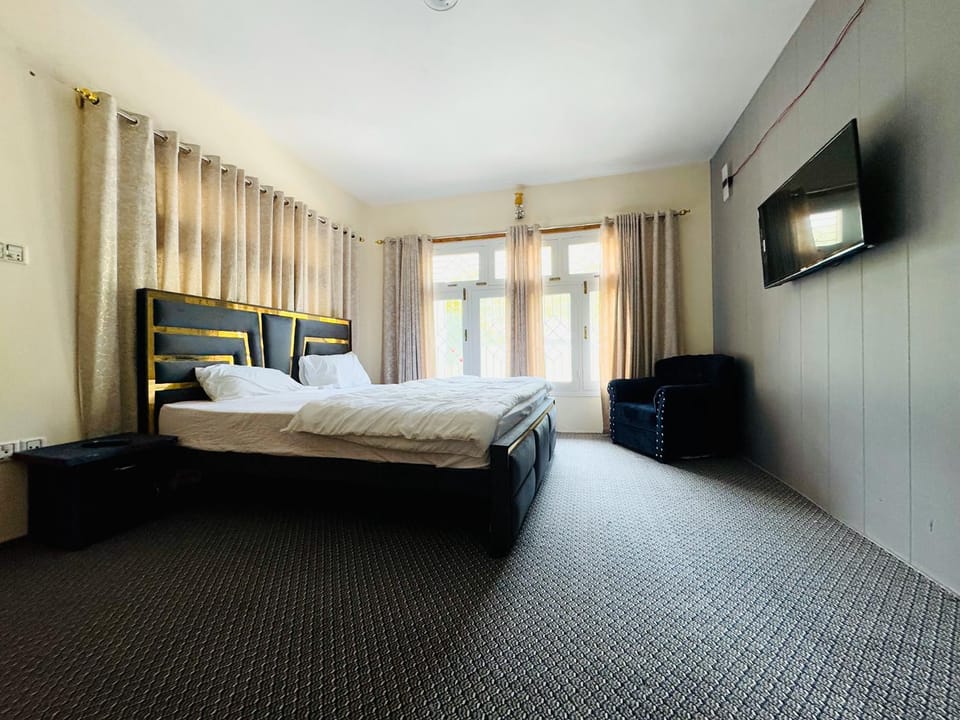 Bed, TV and multimedia, Bedroom