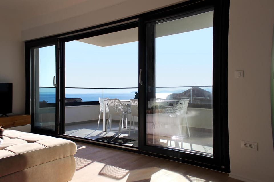 Communal lounge/ TV room, Balcony/Terrace, Living room, Seating area, Sea view
