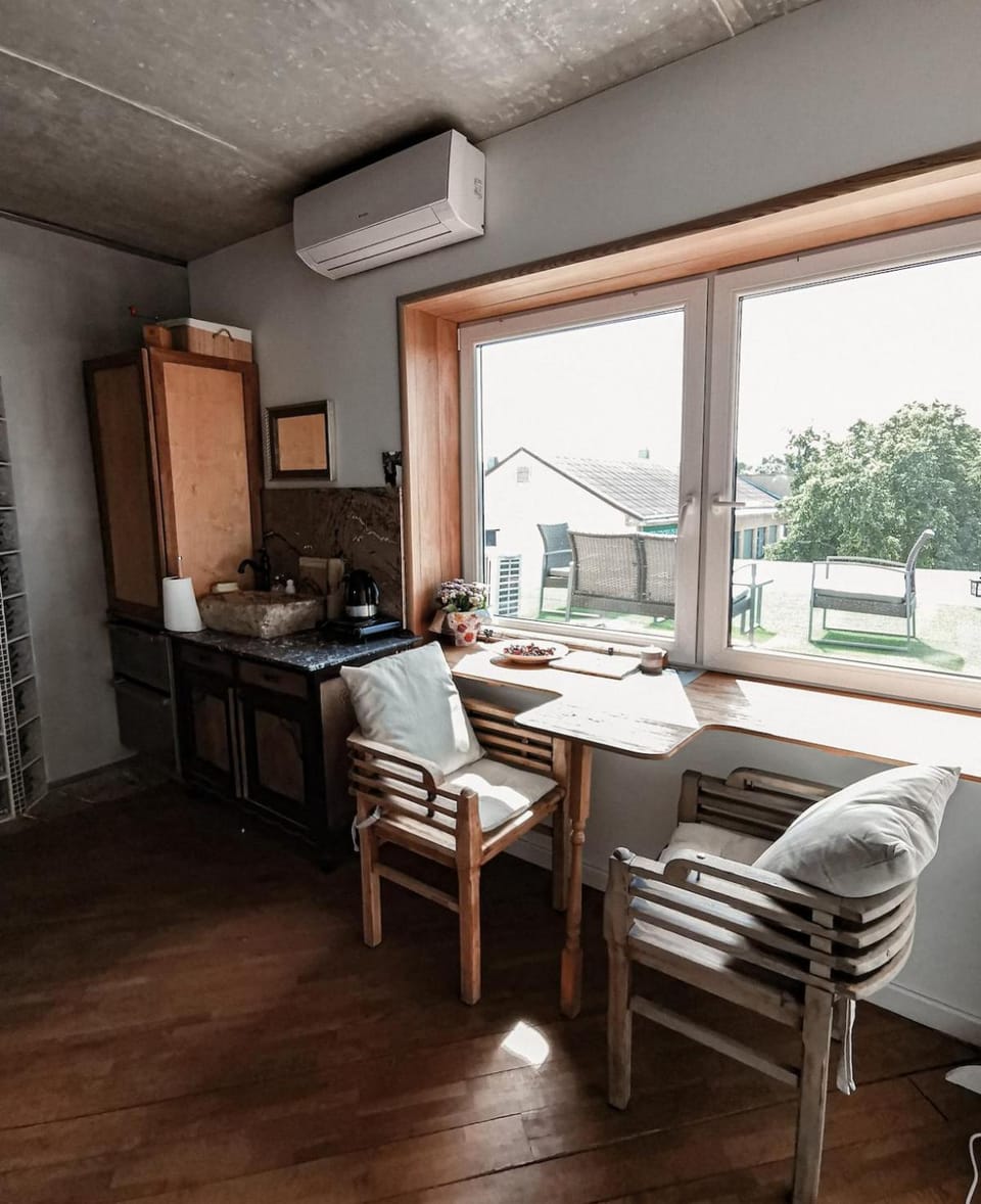 Kitchen or kitchenette, Seating area, Dining area