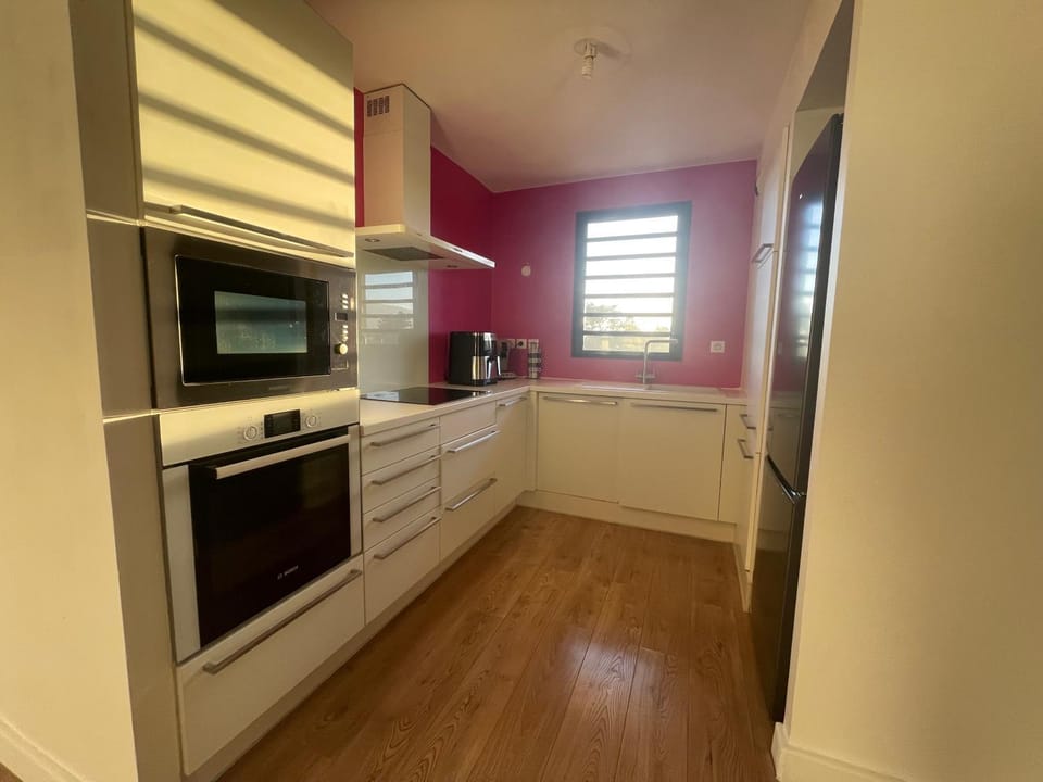 Kitchen or kitchenette, oven, stove