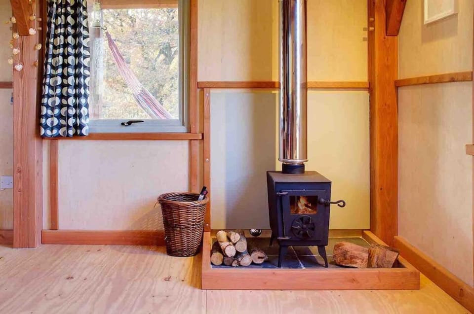 Daisy-a romantic logcabin hiding amongst the trees Cabin in East Devon District