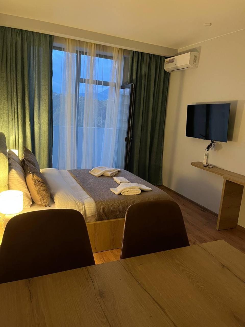 Bed, TV and multimedia, air conditioner