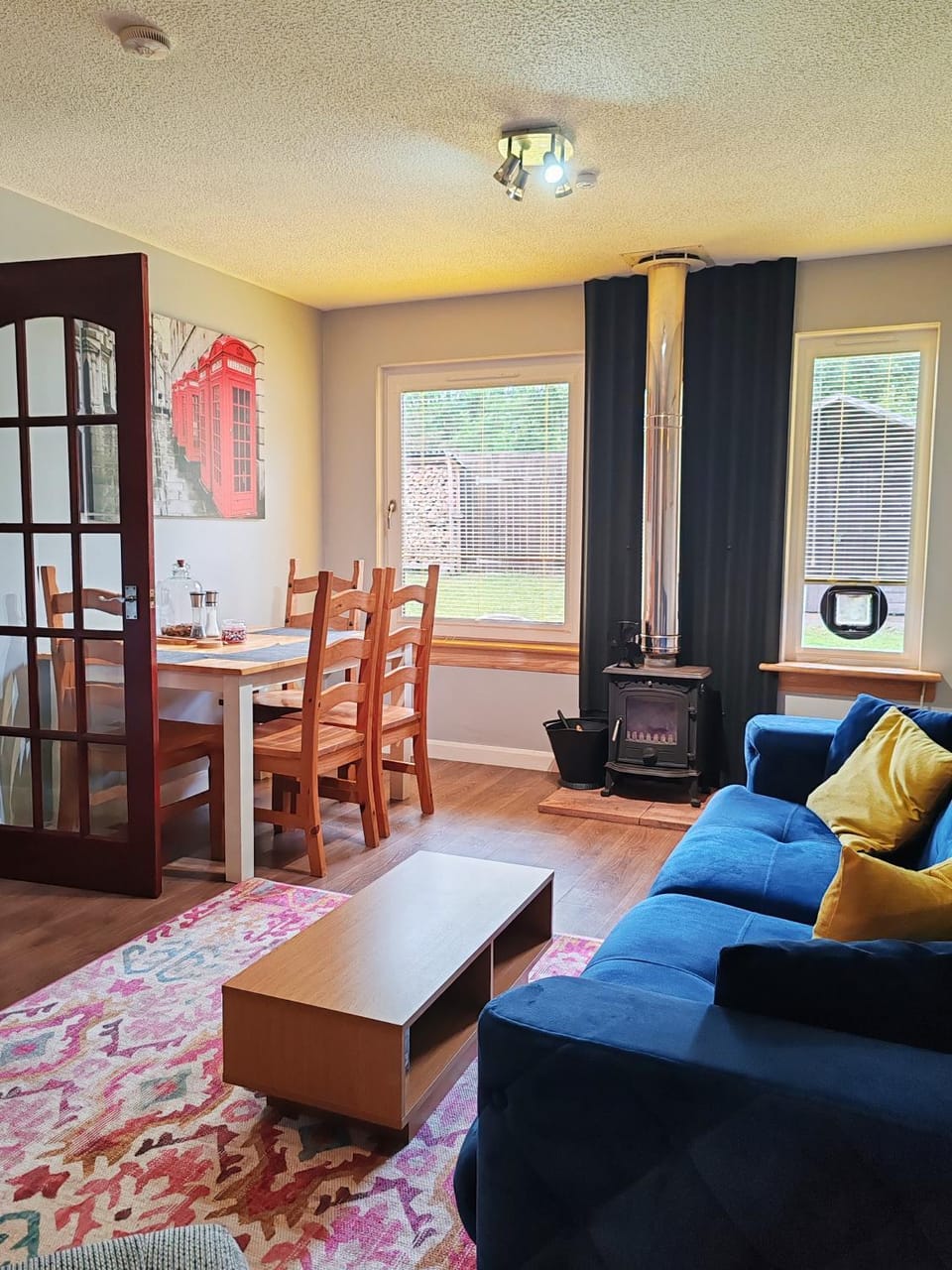 Living room, Seating area, Dining area, fireplace