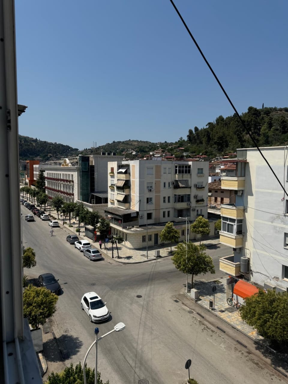 Property building, Day, Neighbourhood, Natural landscape, Bird's eye view, City view, Mountain view, Street view, Location, Parking