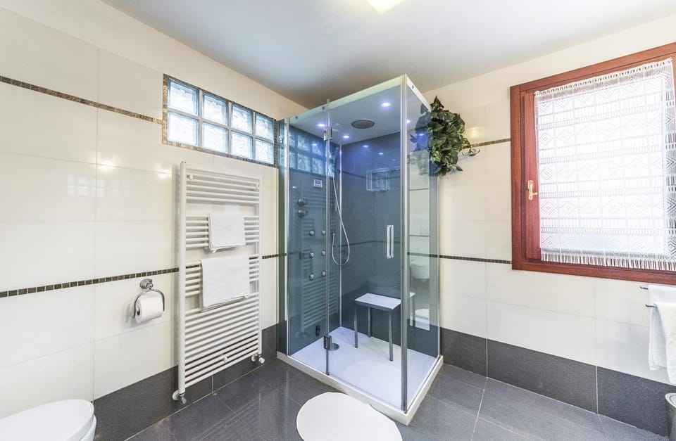 Shower, Toilet, Bathroom, bidet, towels