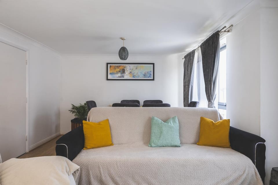 Bed, TV and multimedia, Living room, Photo of the whole room, Seating area