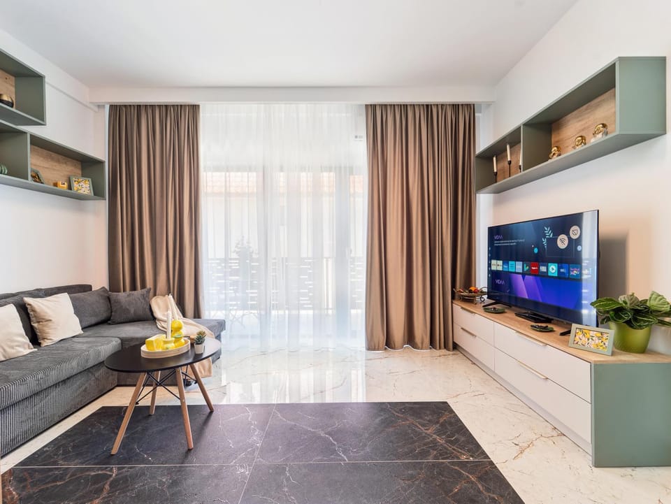 TV and multimedia, Living room, Seating area, Evening entertainment