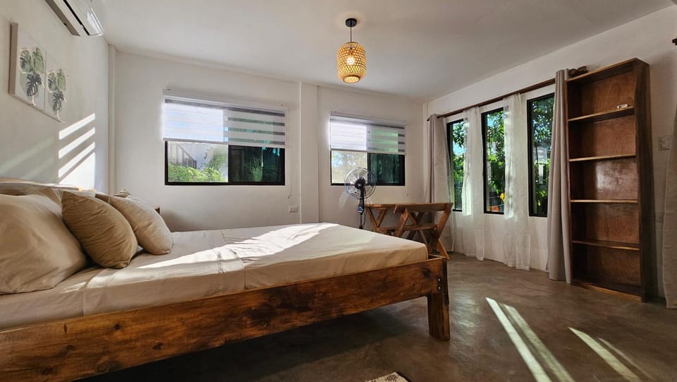 Bed, Living room, Photo of the whole room, Seating area, Bedroom