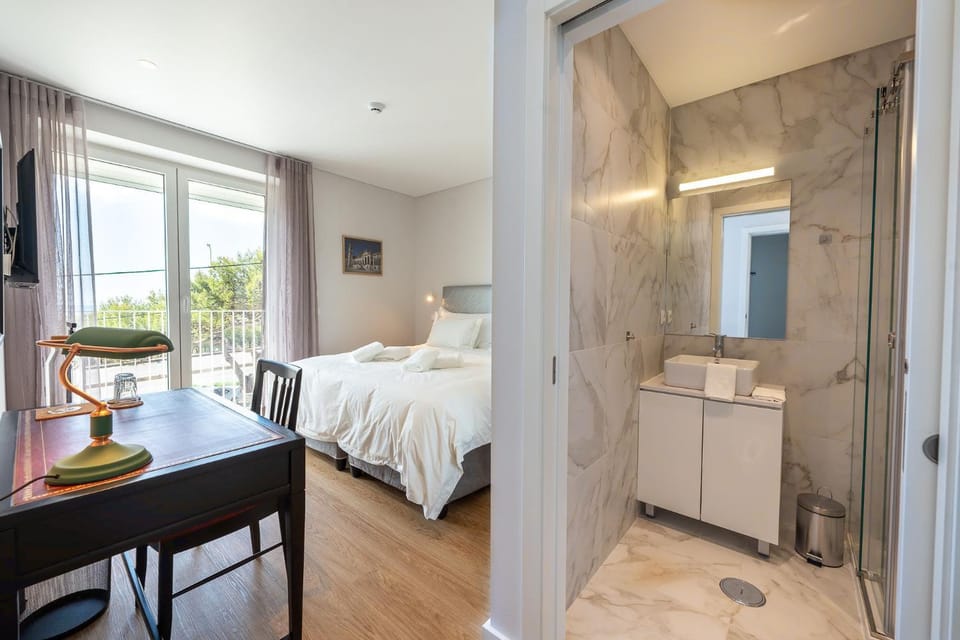 Bed, Bathroom, Bedroom, towels