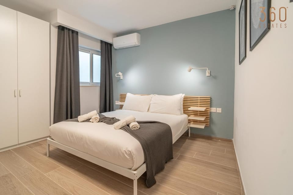 Bed, Photo of the whole room, Bedroom, towels, air conditioner