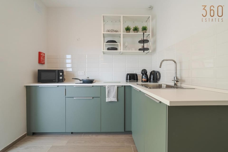 Coffee/tea facilities, Kitchen or kitchenette, minibar, oven, stove, toaster