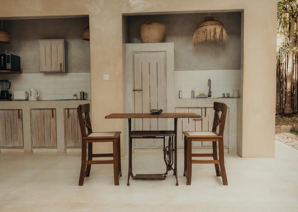 Kitchen or kitchenette, Dining area