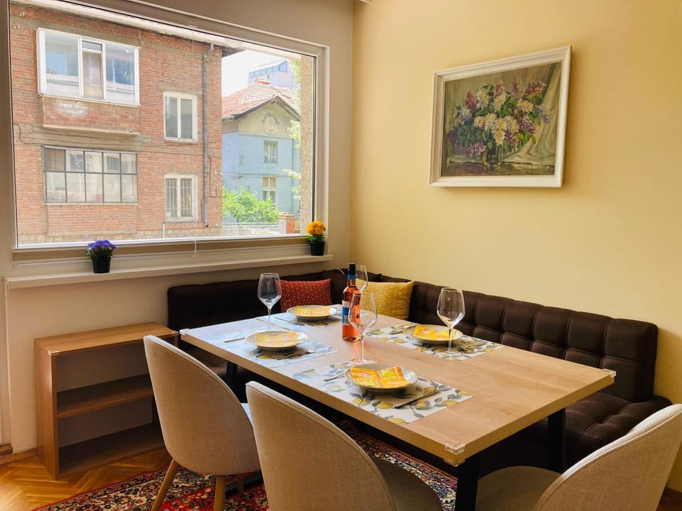 Living room, Seating area, Dining area