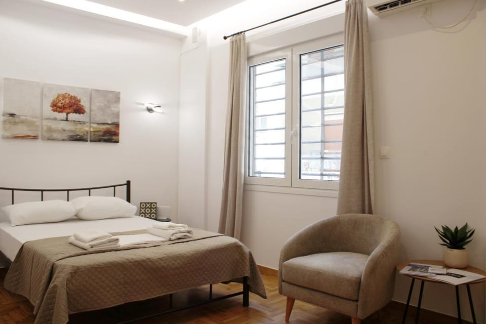 Bed, Photo of the whole room, Seating area, Bedroom, internet, towels, air conditioner