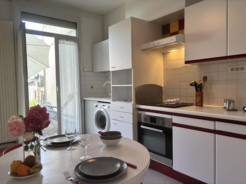 Coffee/tea facilities, Dining area, microwave, oven, pet friendly, stove, toaster, kitchen