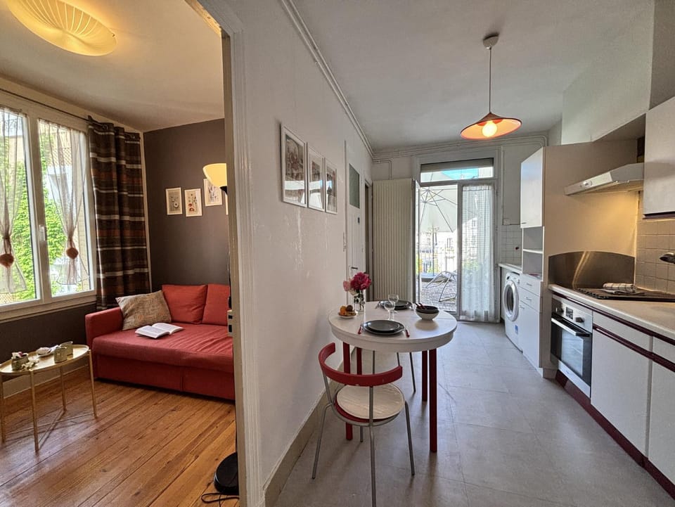 Living room, Seating area, Dining area, pet friendly, kitchen