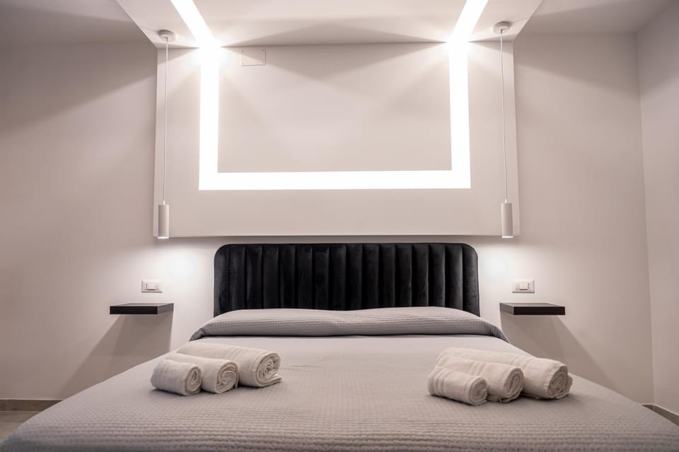 Bed, Bedroom, towels