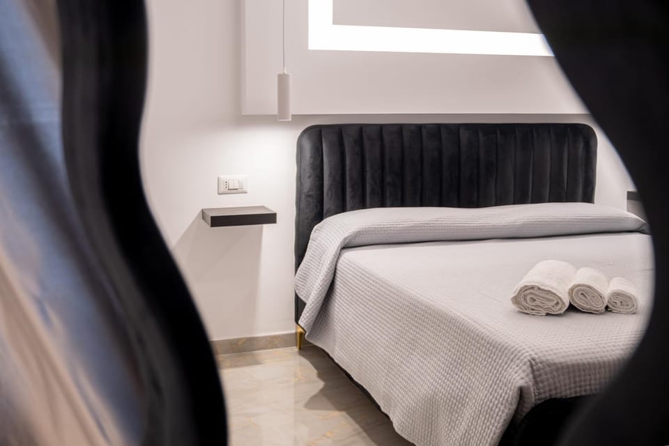 Bed, Bedroom, towels