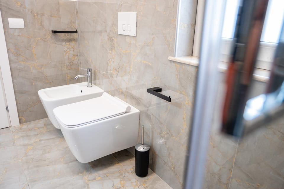 Shower, Toilet, Bathroom, towels