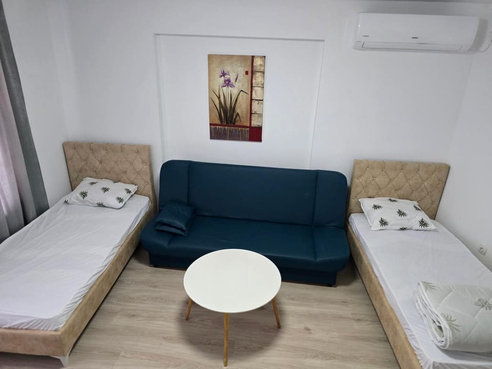 Bed, Seating area, Bedroom, air conditioner
