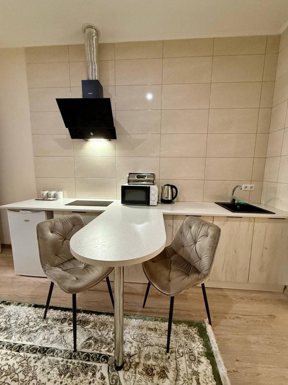 Coffee/tea facilities, Kitchen or kitchenette, Seating area, Dining area