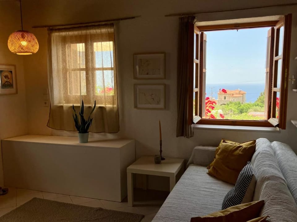 Bright Cozy Home with Terrace, Garden & Sea View House in Messenia