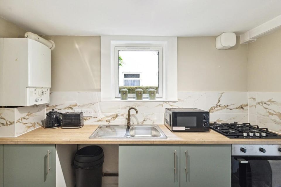 Comfort Convenience Location Shepherds Bush Ground Floor Apartment in London