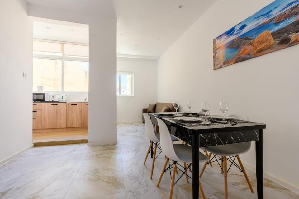Bright & Airy Apt in Central Sliema - Sleeps 3 Apartment in Sliema