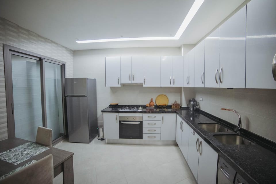 Kitchen or kitchenette, Dining area, oven, stove