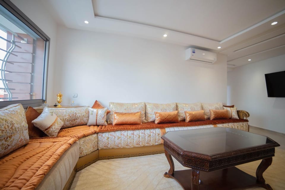 Communal lounge/ TV room, TV and multimedia, Living room, Seating area, Evening entertainment, air conditioner