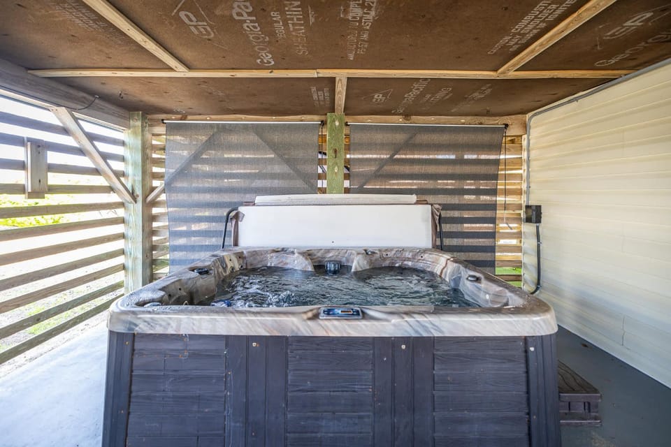Modern 3rd Row Cottage Hot Tub and Pet Friendly House in Kitty Hawk