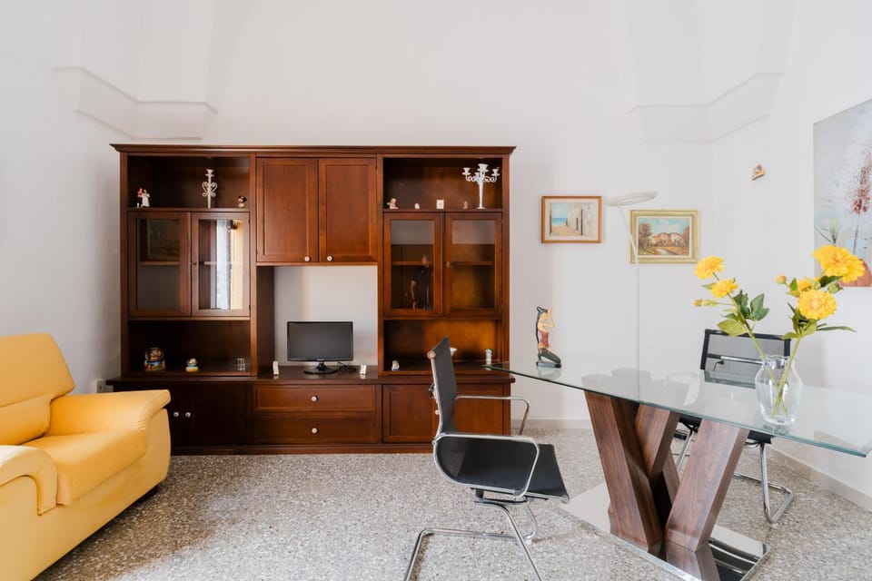 Kitchen or kitchenette, Seating area, Dining area