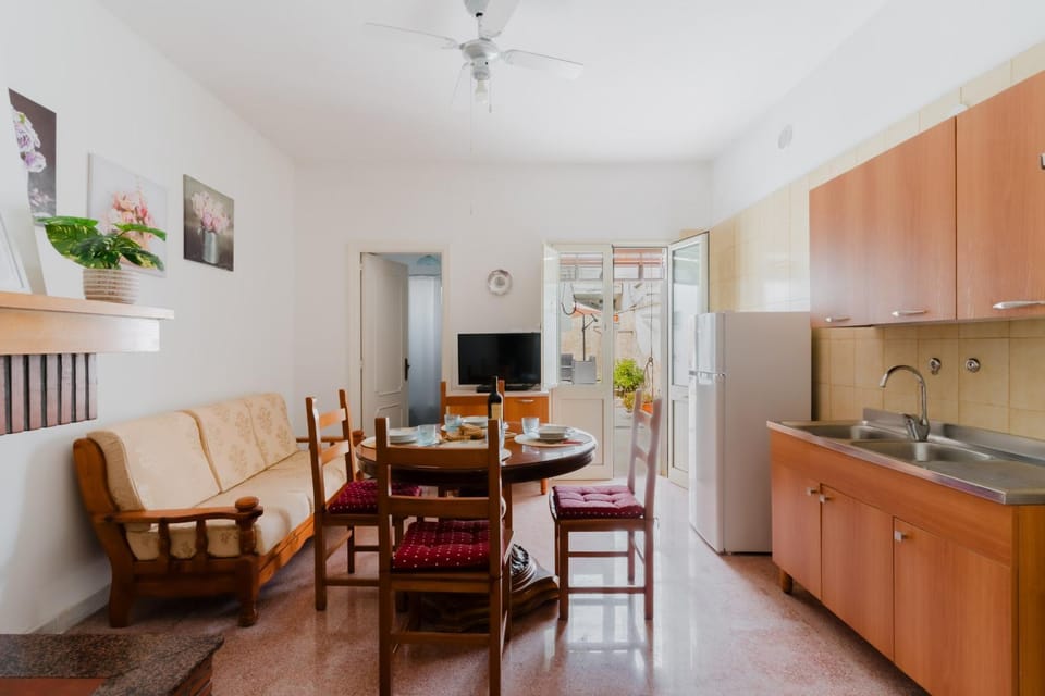 Kitchen or kitchenette, Dining area, stove