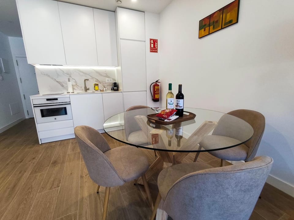 Kitchen or kitchenette, Food and drinks, Dining area, Food, oven