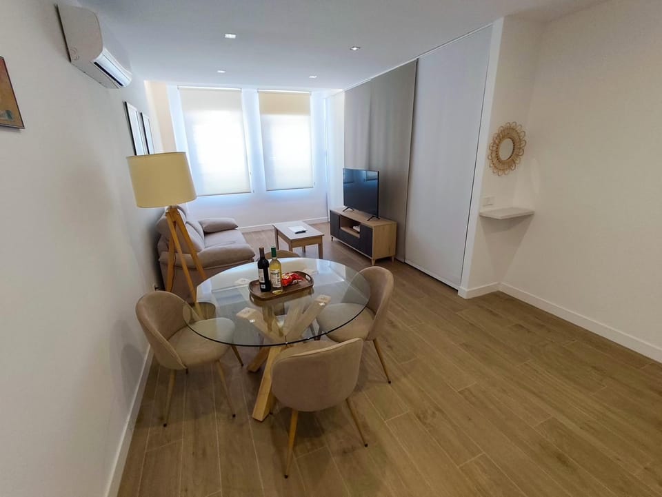Communal lounge/ TV room, TV and multimedia, Living room, Seating area, Dining area, Evening entertainment