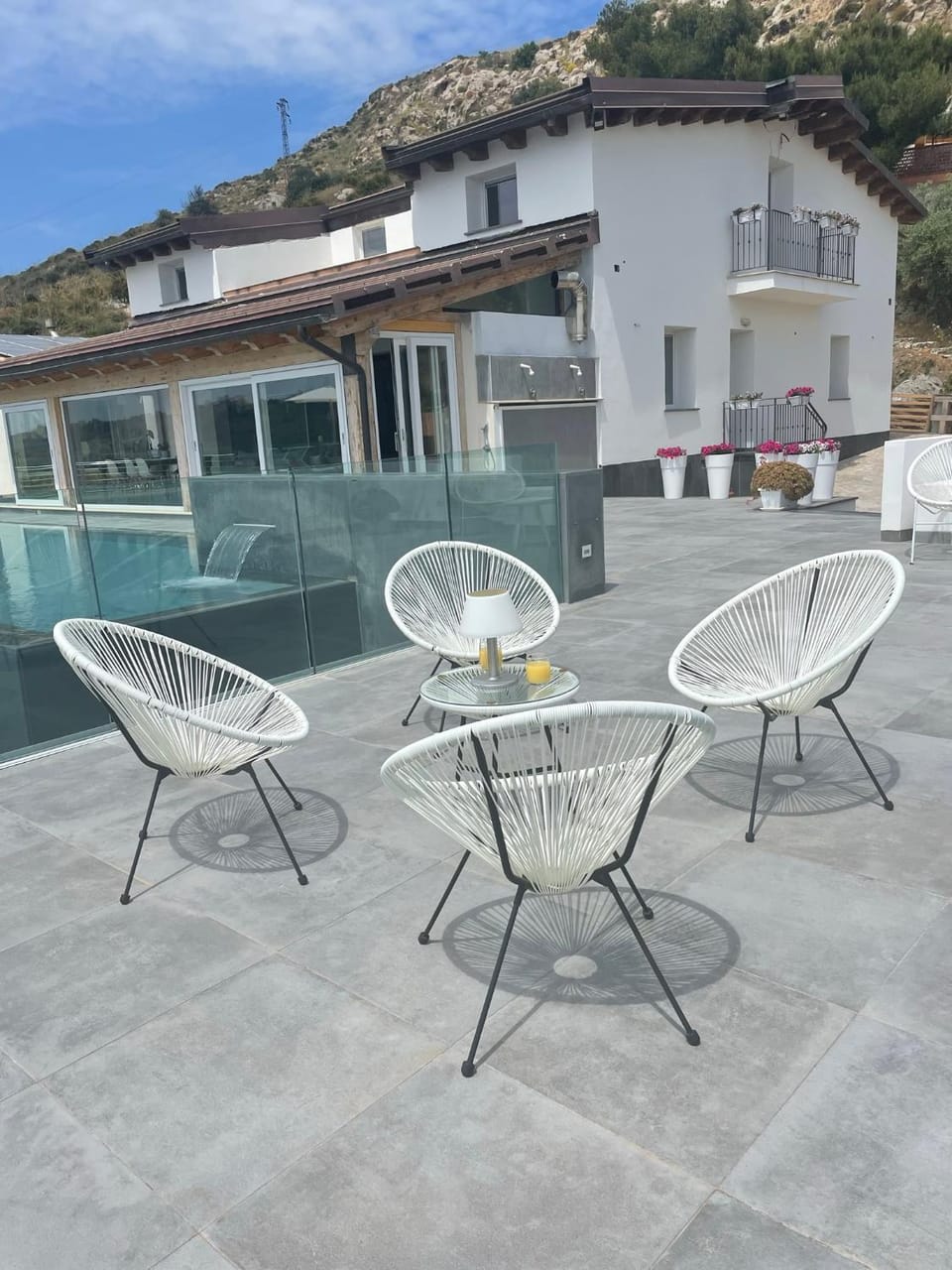 Property building, Patio, Balcony/Terrace